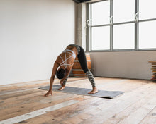 Charger l&#39;image dans la galerie, tapis yoga anti-dérapant - Flow in wellness
